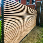 Luxe dubbele balkjes schutting van 4x4 cm Ipé hardhout met zwart EPDM.