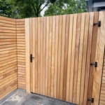 Ipé lamellen poort van een 7 cm brede latten in luxe tuin