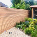 Ipe Luxe dubbelzijdige lamellen schutting van 7.0 cm brede hardhouten planken met EPDM.