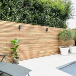Strakke schutting van 5 cm brede Ipé horizontale lamellen met onzichtbare bevestiging