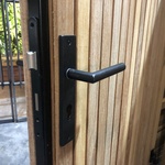 Luxe dubbelzijdige Ipé hardhouten poort met 5 cm brede lamellen
