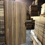 Luxe dubbelzijdige Ipé hardhouten poort met brede 9 cm lamellen