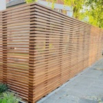 Luxe Ipe hardhouten schutting met moderne 4x4 cm balkjes voor maximale privacy