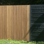 Moderne schutting verticaal van tripple planken IPE HOUT verticale lamellen, geheel gesloten schutting