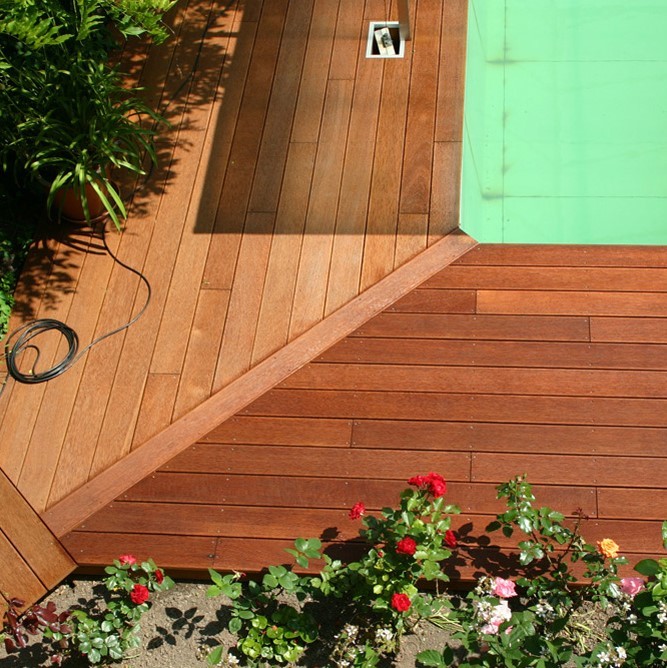 Comparison between oiled Ipé hardwood and untreated weathered wood