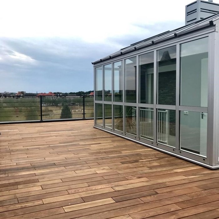 Ipé decking boards installed with clips for an automatically uniform joint