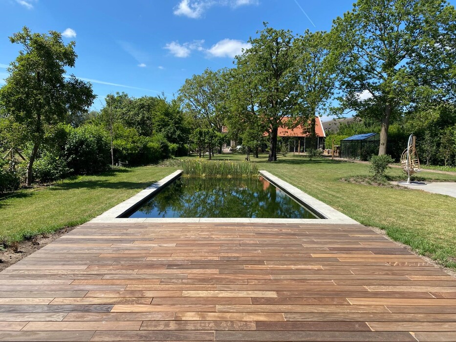 Luxury Ipé hardwood decking adjacent to a contemporary pond