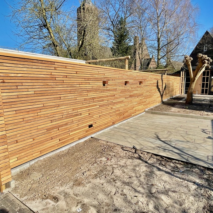 Modern Ipe hardwood slatted fence with 5.0 cm wide horizontal slats for a premium contemporary garden.