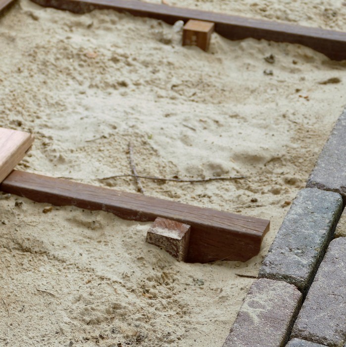 Foundation of an Ipé deck with hardwood joists on support posts